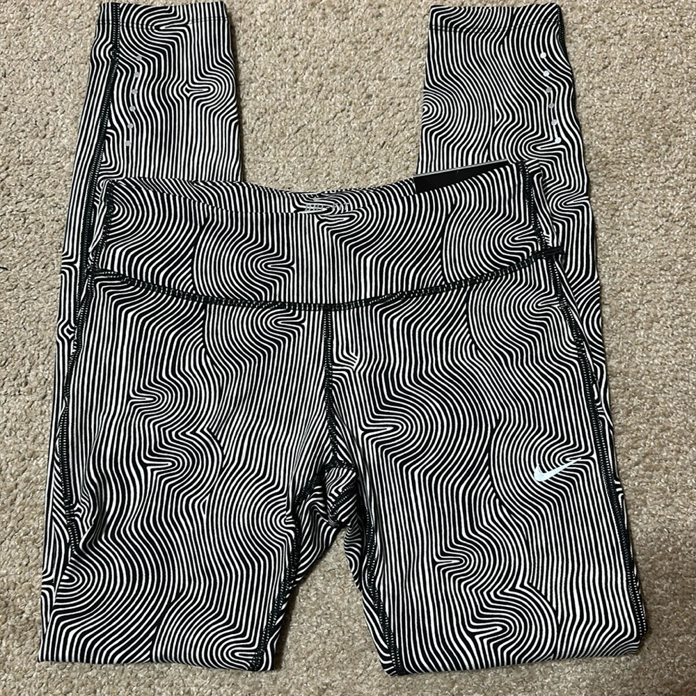 NWT Nike Epic Run Tight Fit legging. Size M